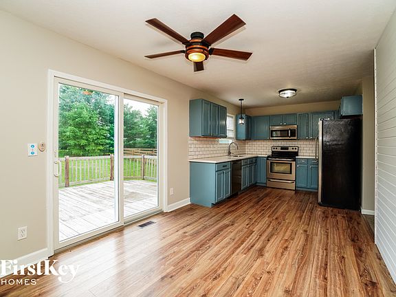 4th image of 1068 Oxford Dr N