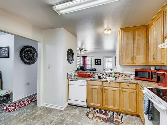 3rd image of 3205 Royal Crest Dr