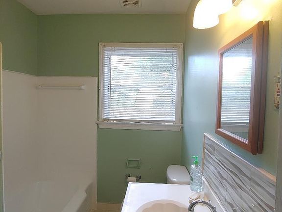 5th image of 1552 W 1st St