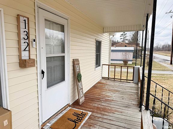 3rd image of 132 SE Front St