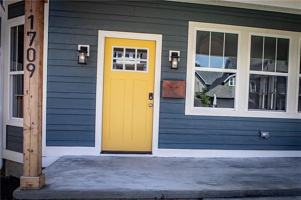 1709 Woodlawn Ave — Photo 2