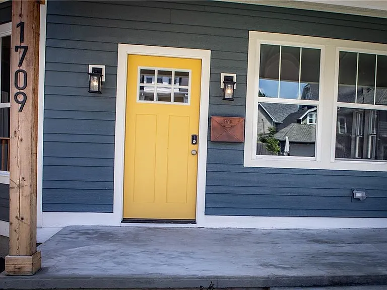 1709 Woodlawn Ave — Photo 3