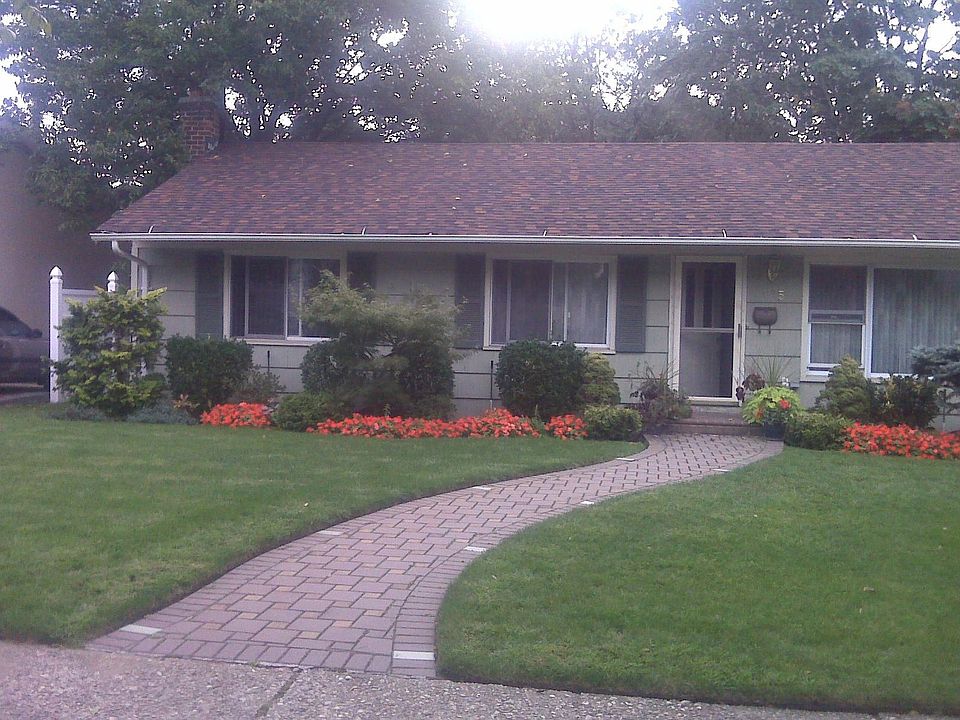 Front of 1015 Lynn Drive