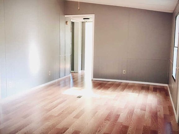 5th image of 303 Gilbert Ln