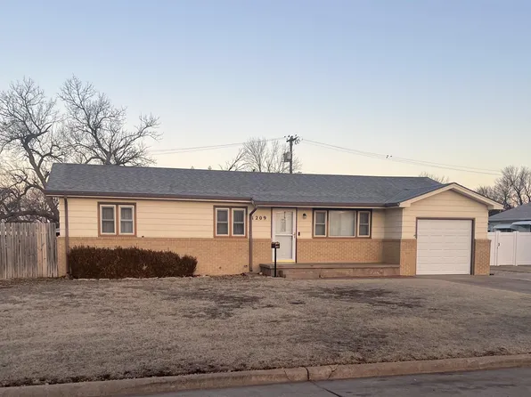 1209 N Clay St, Hoisington, KS 67544