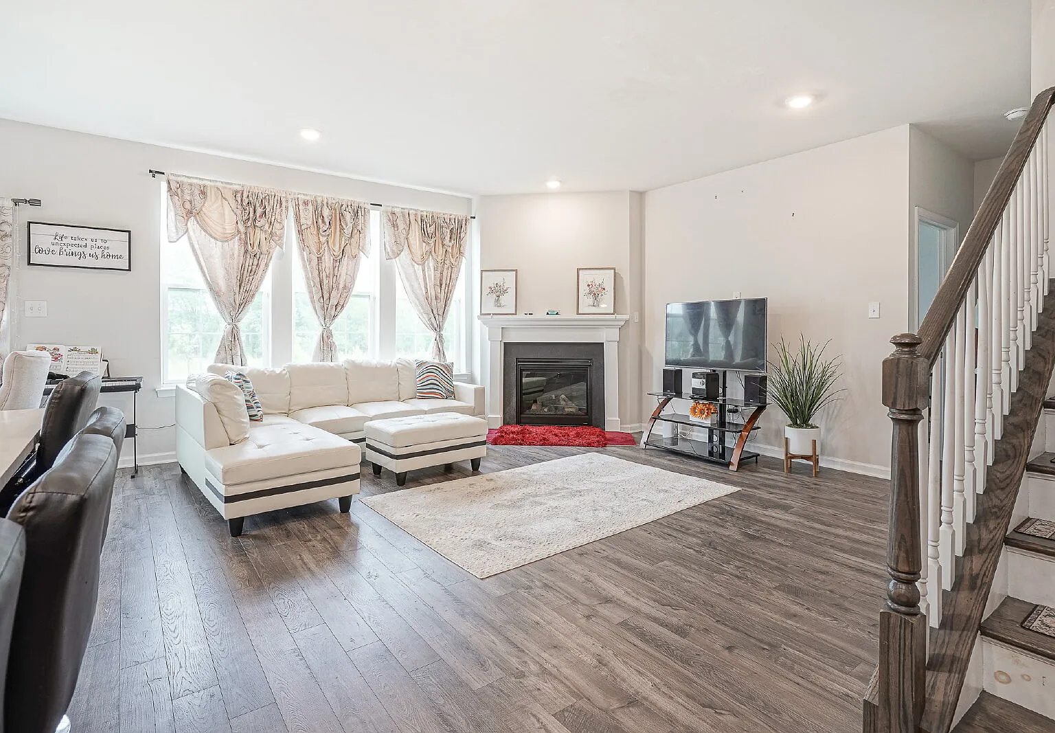 5 bed, 4.0 bath, 3717 sqft, $4,500 — Photo 3