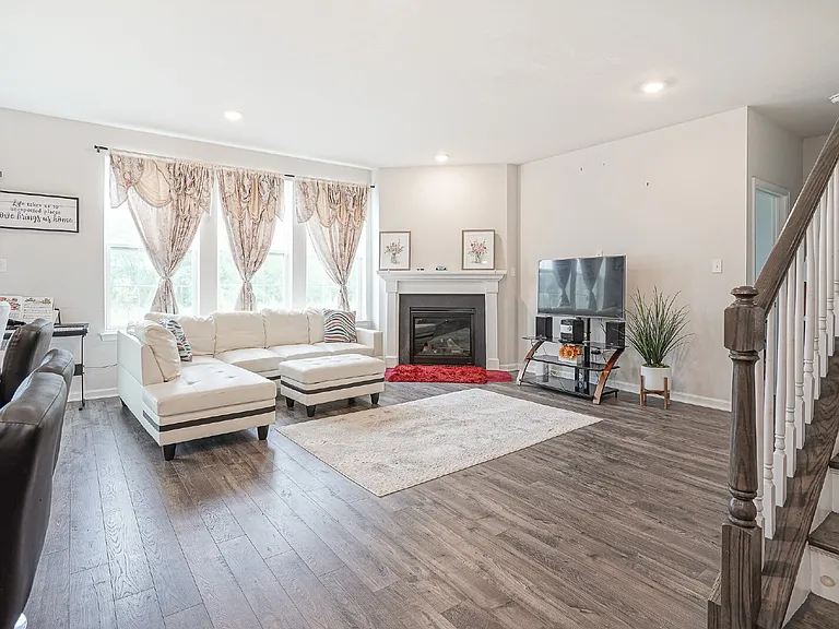 32 Westmont Dr #1 — Photo 3