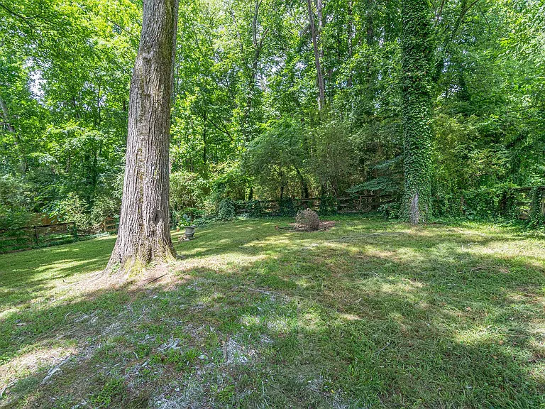 2402 Betsy Ct SW — Photo 40
