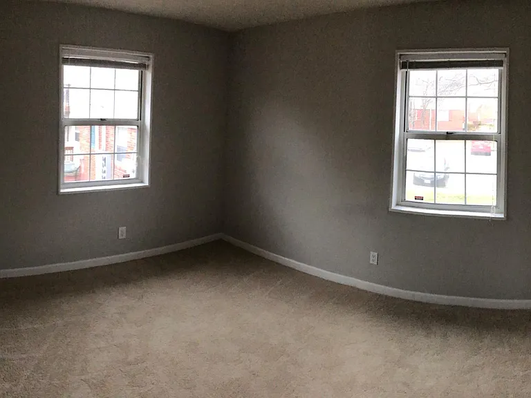 Main bedroom with plenty of light, ceiling fan, and a spacious closet.