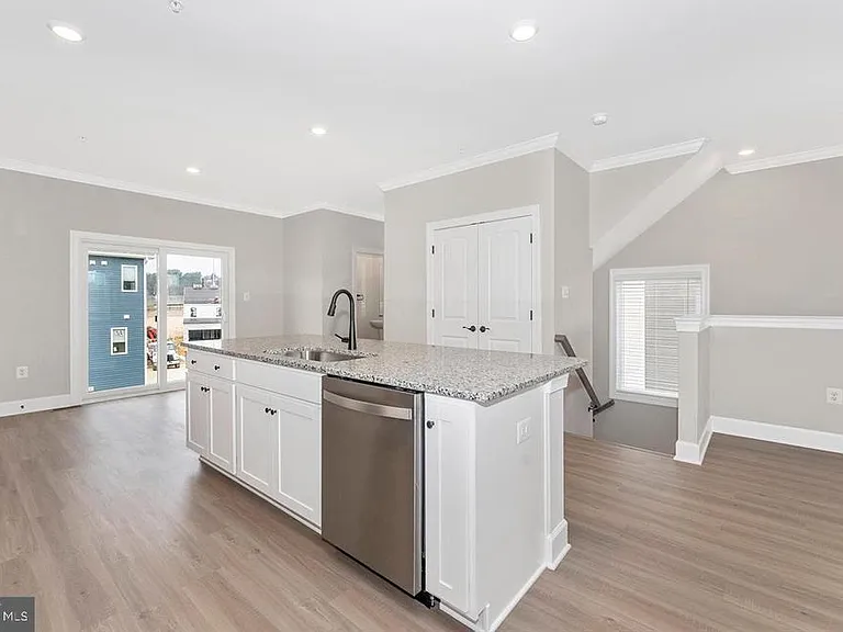 527 Abigail Ave — Photo 9