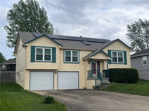 821 NE Michael Dr, Lees Summit, MO 64086