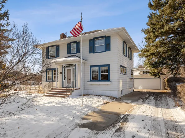 521 9th St S, Moorhead, MN 56560