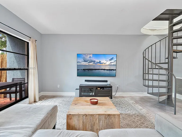 515 NE 38th St #10 — Photo 33