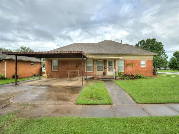 202 SW 2nd St, Lindsay, OK 73052