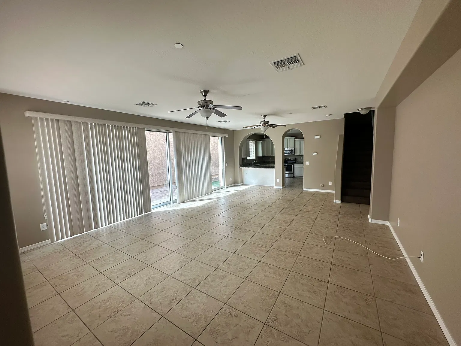 3 bed, 3.5 bath, 1997 sqft, $2,300 — Photo 2