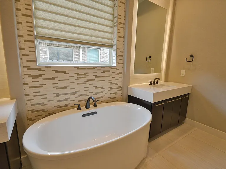 5911 Vineyard Creek Ln — Photo 31