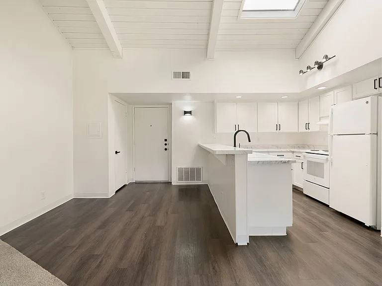 Villa Del Mar Apartments — Photo 39