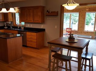 8405 Emerald Ln, Woodbury, MN 55125