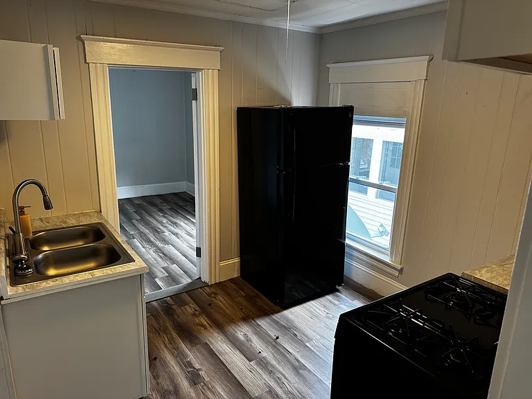 144 Franklin St #4 — Photo 6