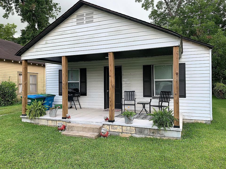 Front porch - (grill, furniture, decorations, and plants not included)