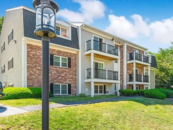 8 Chapel Hill Dr APT 6, Plymouth, MA 02360