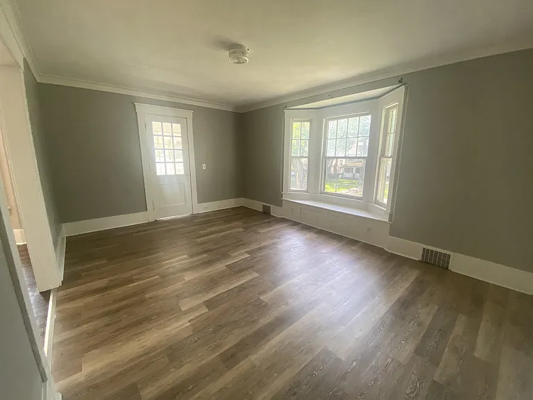 372-374 Lake View Park — Photo 7