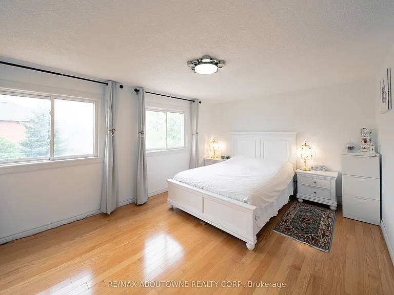 2072 Glenada Cres — Photo 19