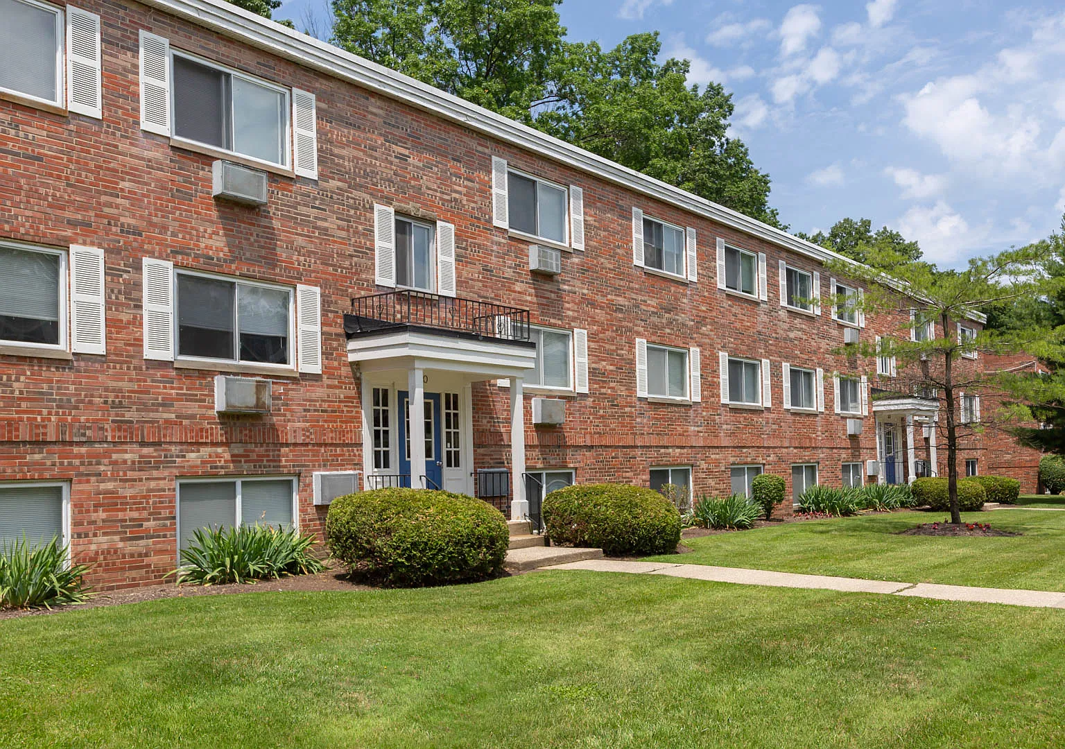 Kensington Club Apartments — Photo 4