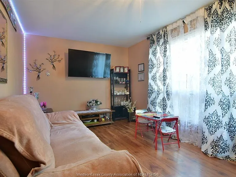 5468 Lassaline Ave — Photo 10