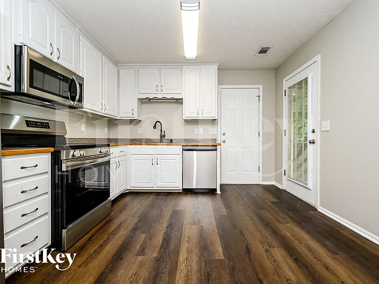 724 Westbury Dr — Photo 6