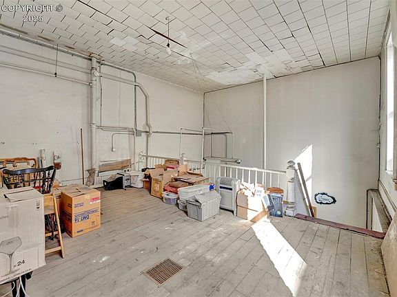4th image of 121 W Main St