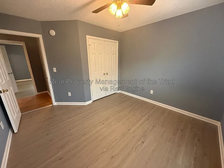 208 Hammond Dr — Photo 7