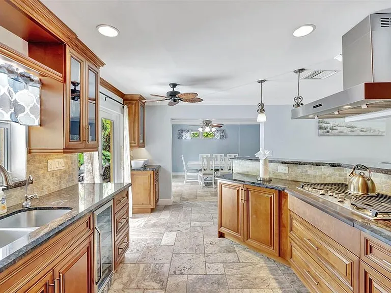 925 NE 25th Ave — Photo 13