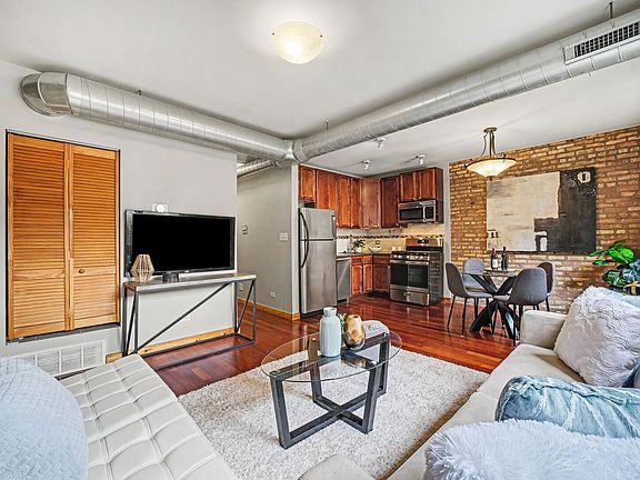 3rd image of 1249 W Roscoe St #1