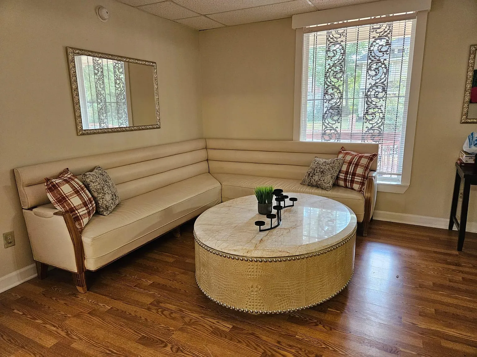 9 bed, 3.5 bath, 4000 sqft, $11,950 — Photo 4