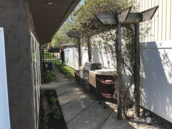 5th image of 920 Lakeshore Dr