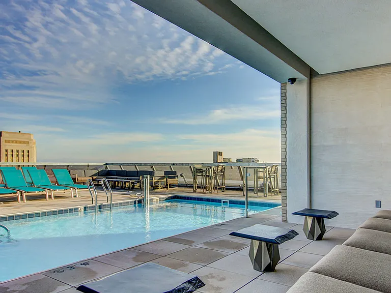 Kansas City's tallest rooftop pool