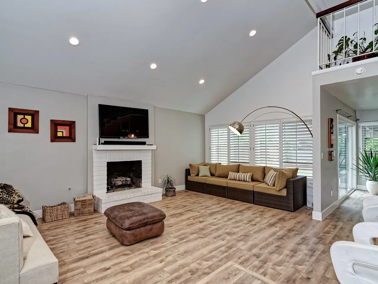 Luxury Home With Many Recent Upgrades On Quiet Residential Cul-De Sac — Photo 4