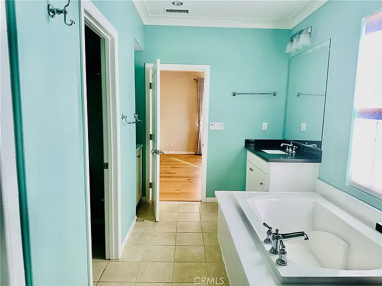 102 Chestnut Grv — Photo 17