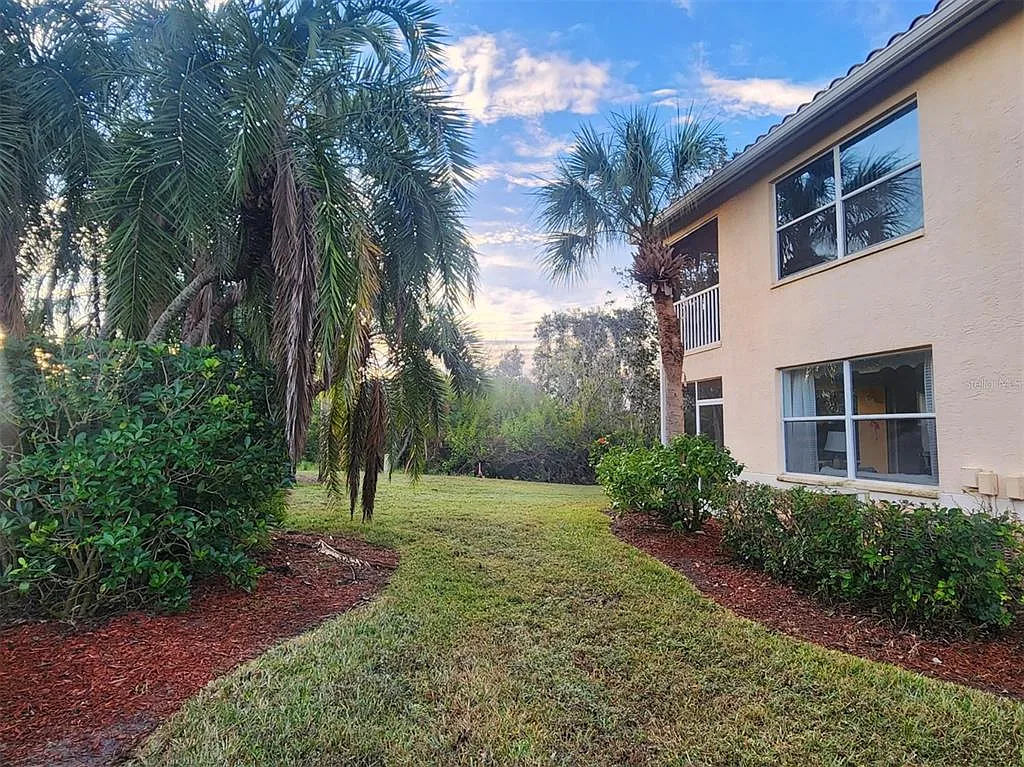 3 bed, 2.0 bath, 1383 sqft, $2,200 — Photo 4