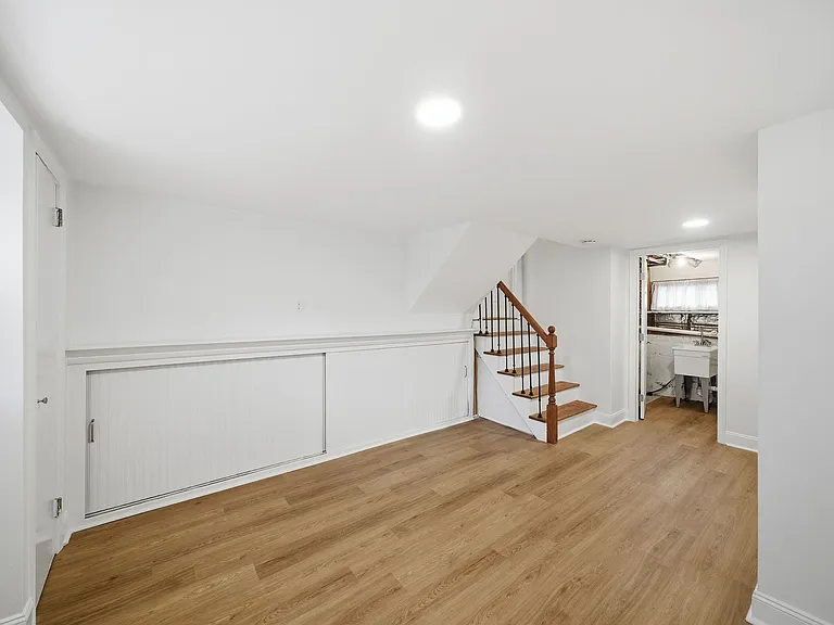 10 Lloyd Ave — Photo 22