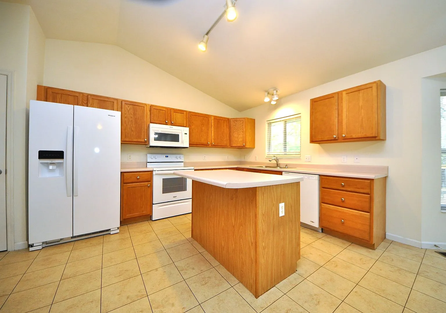 Beautiful Renovated 3 Bedroom 3 Bathroom in Wentzville — Photo 3
