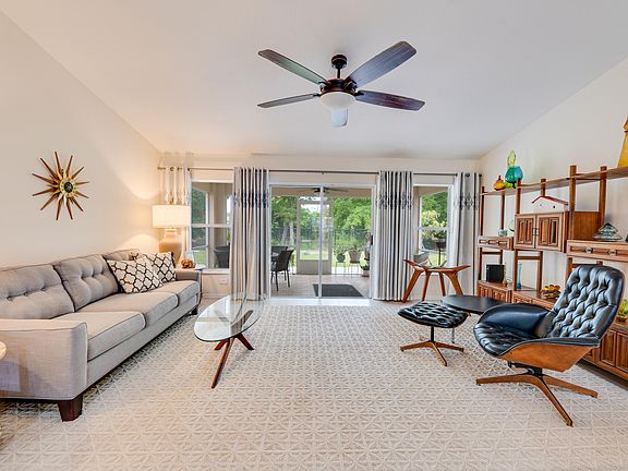 4th image of 516 SE Crosspoint Dr. Drive