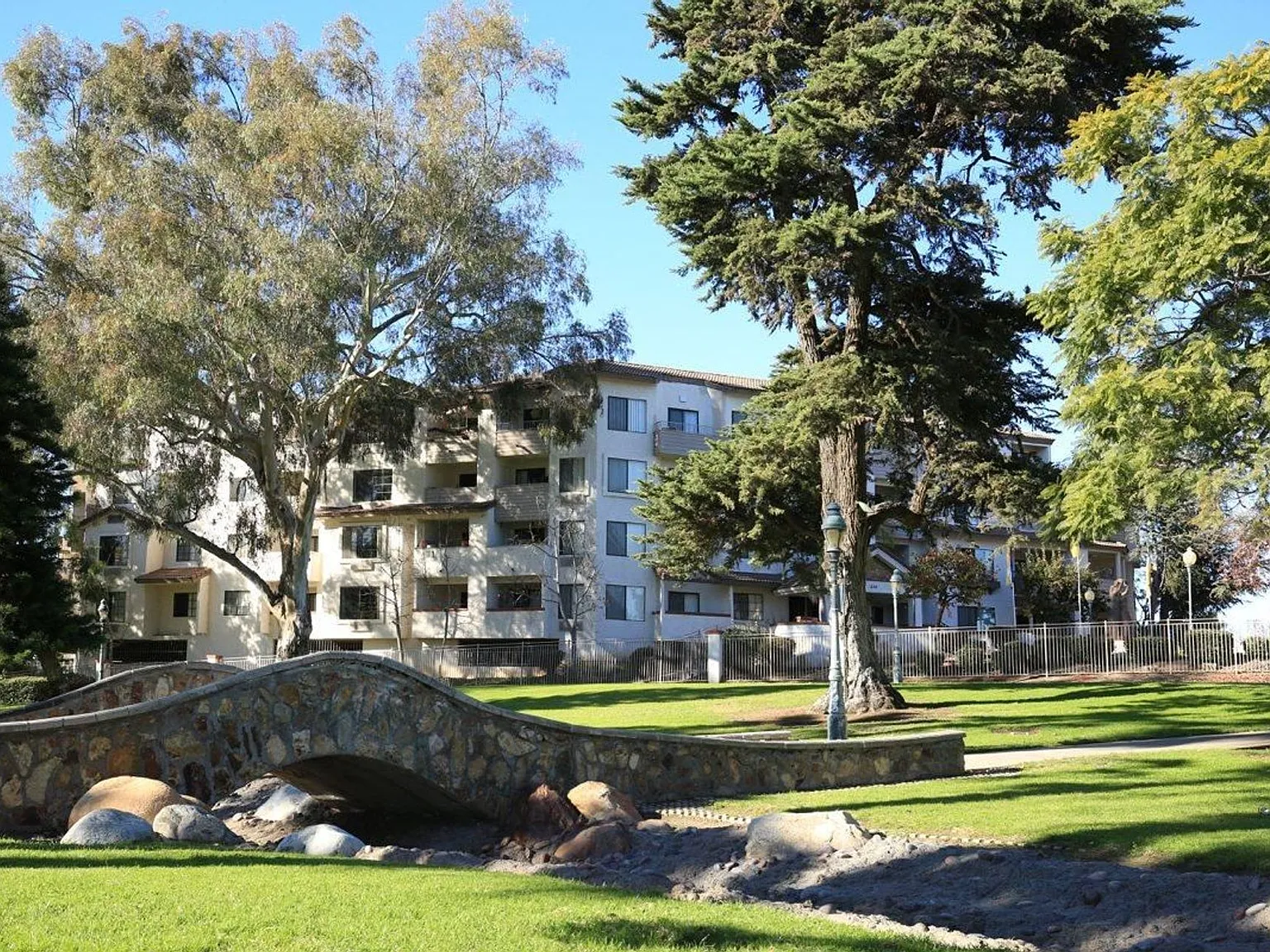 One park Apartments — Photo 3