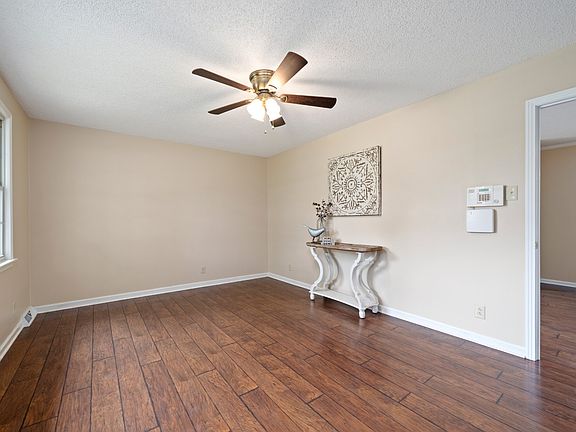 4th image of 810 Prescott Dr