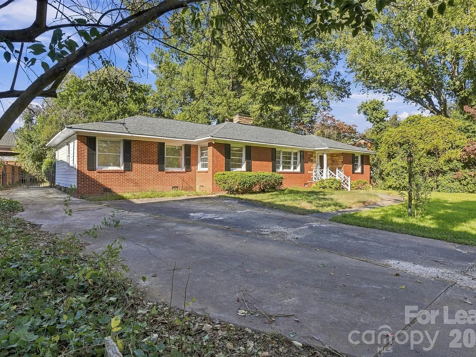 3 bed, 3.0 bath, 2420 sqft, $3,200 — Photo 2