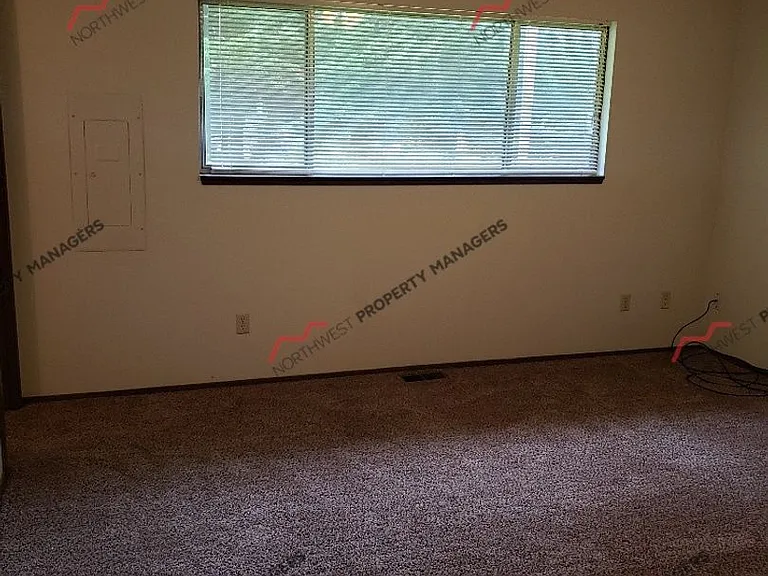 556 Avery Rd W — Photo 11