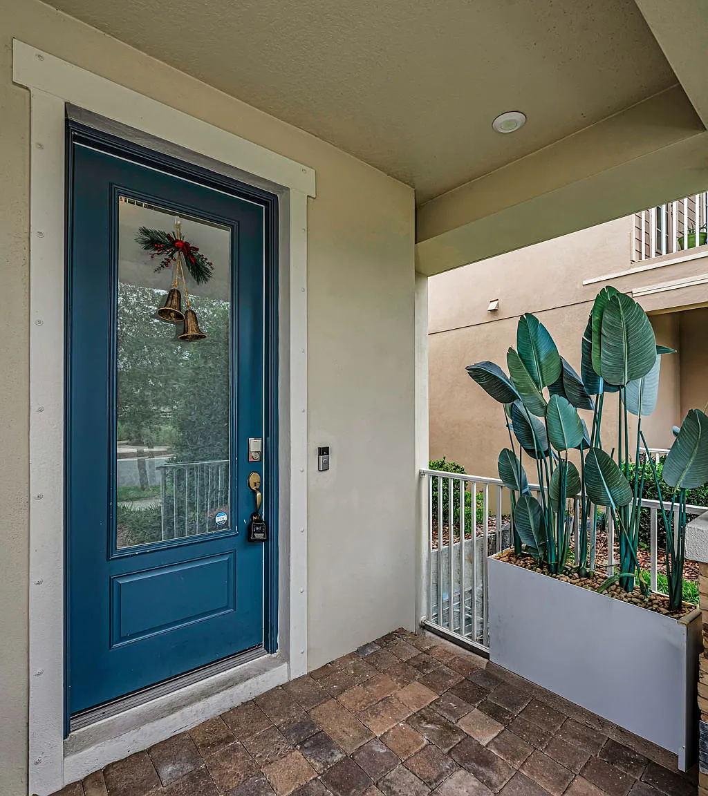 Starkey Ranch Model w gar condo — Photo 1