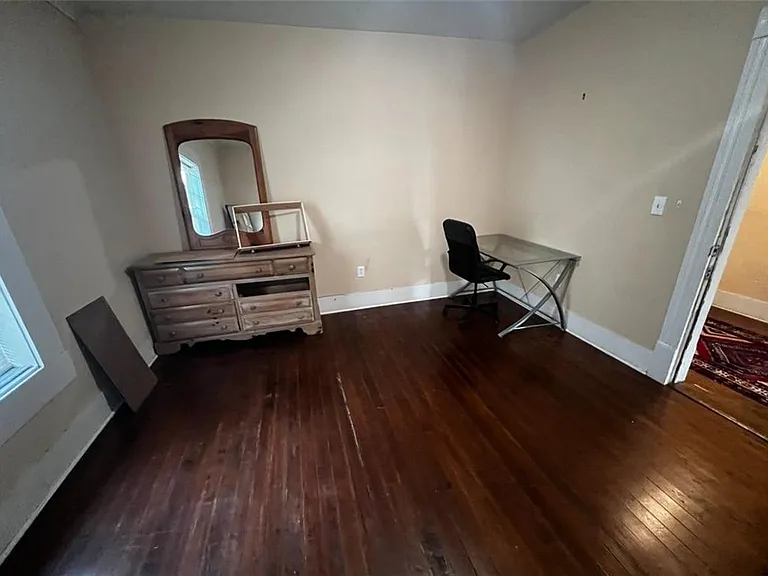 1059 Hampton St NW — Photo 2