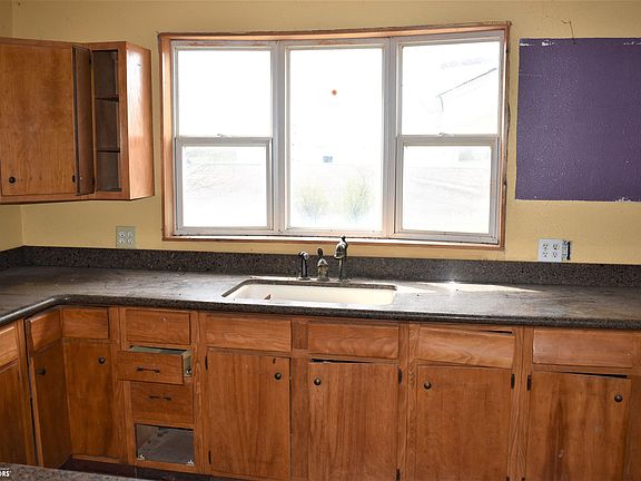 3rd image of 1614 Commercial St